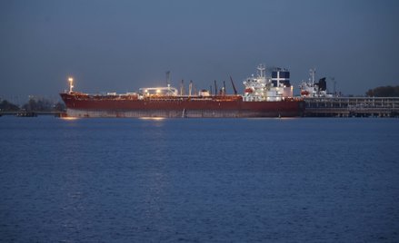 Tankowiec w terminalu naftowym w Petersburgu