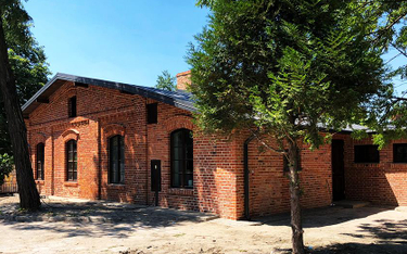 Dom portiera w dawnej gorzelni drożdżowej Henryka Bienenthala na warszawskiej Białołęce. Budynek po 