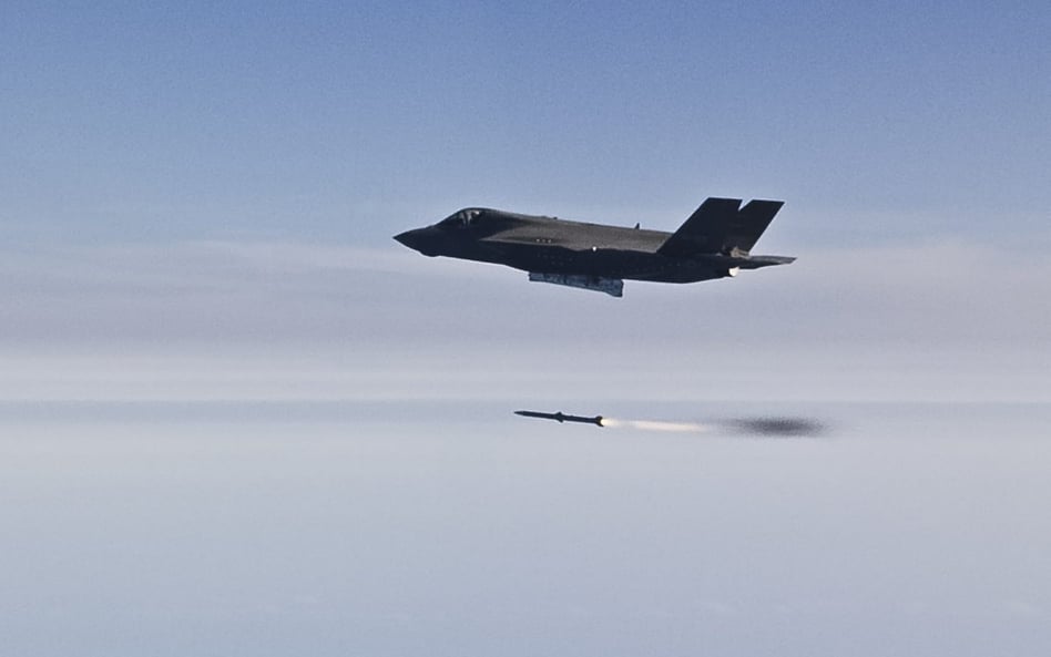 Odpalenie pocisku AIM-120 AMRAAM przez amerykańskiego F-35B. Fot./US Navy.