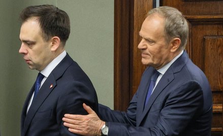 Premier Donald Tusk (P) i minister finansów i gospodarki Andrzej Domański (L) na sali obrad Sejmu