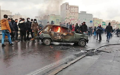 Rozpoczęte w listopadzie protesty w Iranie przybrały bardzo gwałtowny charakter. Gniew demonstrantów