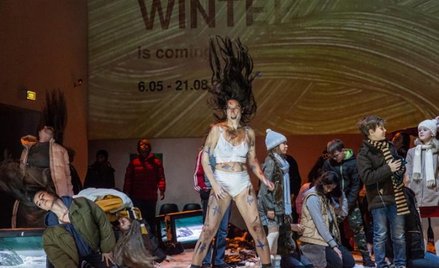 Marianna Linde (w środku) jako Joanna d’Arc