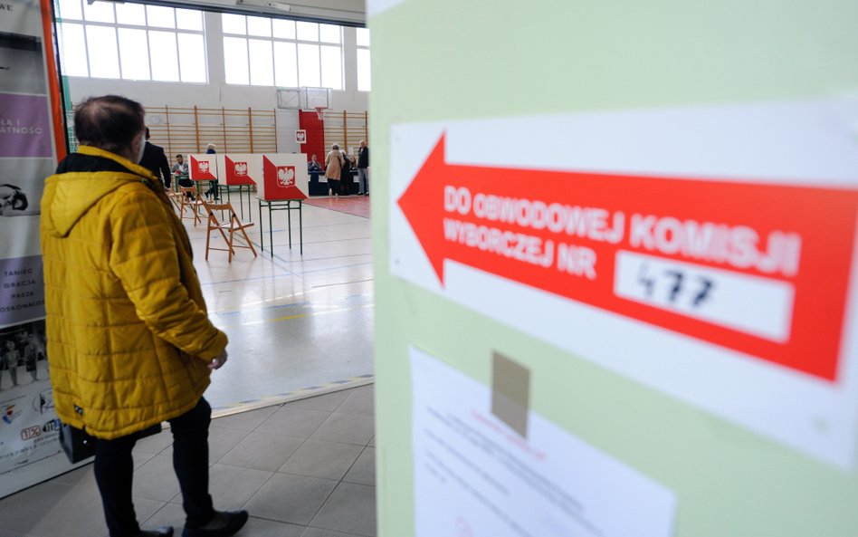Dwukadencyjność organów wykonawczych gmin, połączona z wydłużeniem kadencji samorządu do 5 lat, zost