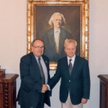 Król Polski Leh XI Wojciech Edward I (z lewej) oficjalną ceremonię koronacyjną zapowiada na 2025 r.,
