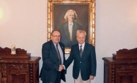 Król Polski Leh XI Wojciech Edward I (z lewej) oficjalną ceremonię koronacyjną zapowiada na 2025 r.,