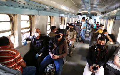 Ludzie w maskach w pociągu w Kairze