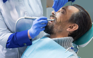 Trybunał UE: całkowity zakaz reklamy usług dentystycznych niezgodny z prawem UE