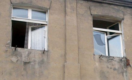 Wynajmujący jest zatem obowiązany dokonać obciążających go napraw lokalu lub wymiany instalacji i el