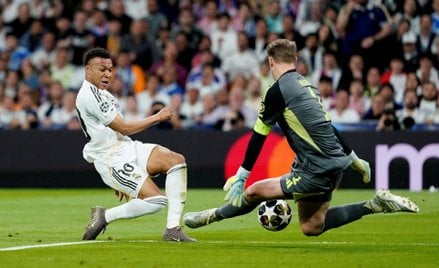 Kylian Mbappe z Realu Madryt w akcji z bramkarzem Manuelem Neuerem z Bayernu Monachium