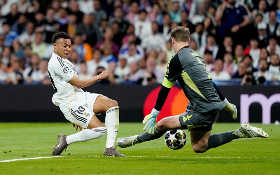 Kylian Mbappe z Realu Madryt w akcji z bramkarzem Manuelem Neuerem z Bayernu Monachium