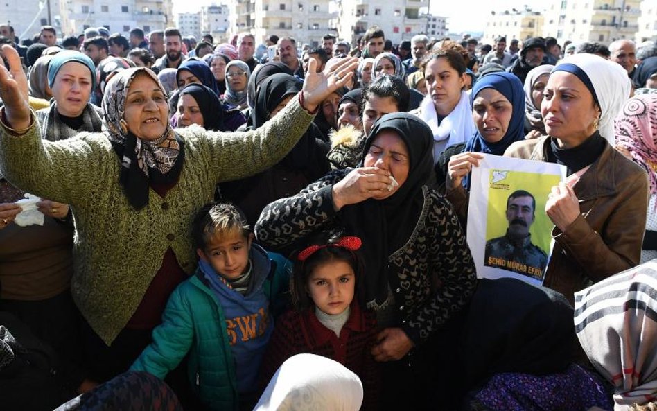 Afrin 18 lutego. Uczestnicy pogrzebu bojowników i bojowniczek kurdyjskich poległych w starciach z ar