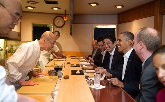 Barack Obama i premier Japonii Shinzo Abe w restauracji Jiro Ono w 2014 roku.