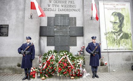Tablica upamiętniająca zamordowywanych w okresie PRL w więzieniu na Rakowieckiej w Warszawie