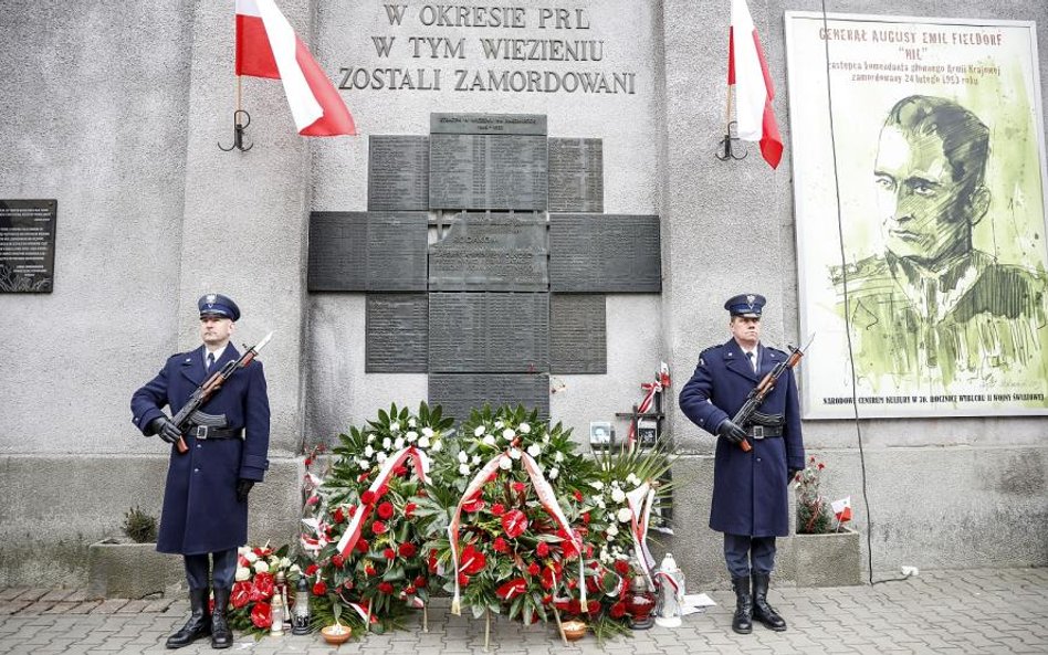 Tablica upamiętniająca zamordowywanych w okresie PRL w więzieniu na Rakowieckiej w Warszawie