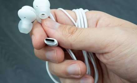 Czy kupione przez internet słuchawki douszne można zwrócić? – to jedno z często kierowanych pytań do