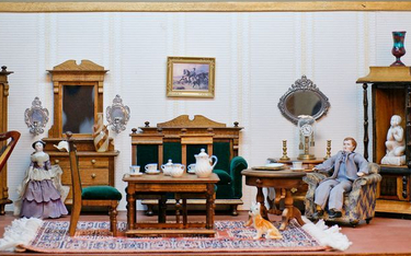 Miniatura salonu z Muzeum Zabawek ze zbiorów Henryka Tomaszewskiego w Karpaczu