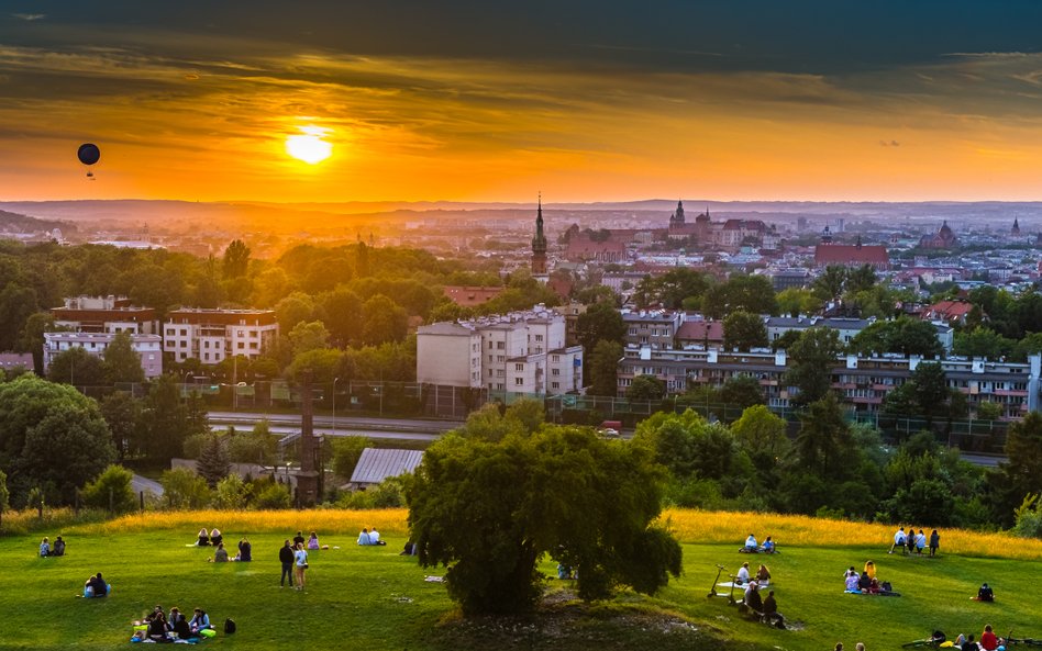 Kraków skupił branże, które dobrze płacą. Pensje wyższe niż w Warszawie