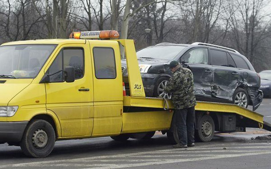 Więcej kierowców wzywa pomoc