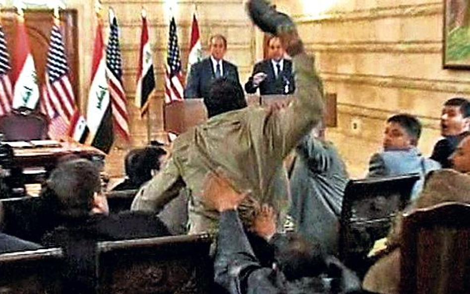 Prezydent Bush zbagatelizował atak dziennikarza