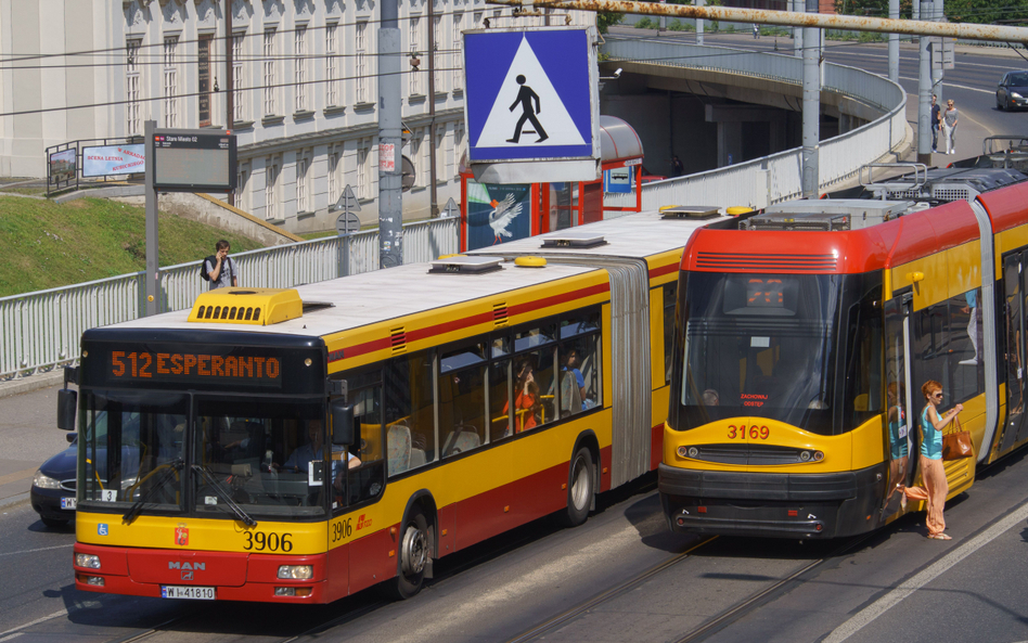 Gapowicze w miejskiej komunikacji zalegają z mandatami