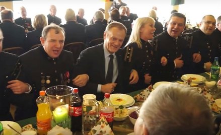 Kadr ze spotu PiS, przypominający wizytę premiera Donalda Tuska i wicepremier Elżbiety Bieńkowskiej 