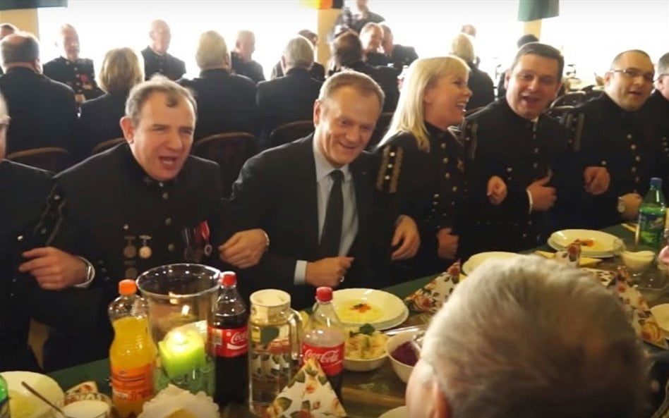 Kadr ze spotu PiS, przypominający wizytę premiera Donalda Tuska i wicepremier Elżbiety Bieńkowskiej 