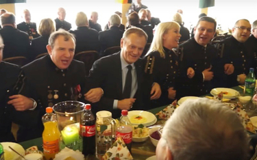 Kadr ze spotu PiS, przypominający wizytę premiera Donalda Tuska i wicepremier Elżbiety Bieńkowskiej 