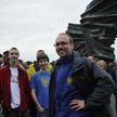 Jerzy Gorzelik, szef Ruchu Autonomii Śląska, ze zwolennikami przed Pomnikiem Powstańców Śląskich w 2