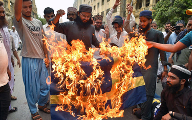 Szwedzka flaga płonie w stolicy Pakistanu podczas protestów po spaleniu Koranu w Sztokholmie, 7 lipc