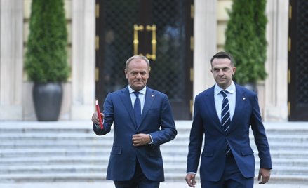 Premier Donald Tusk i rzecznik rządu Adam Szłapka