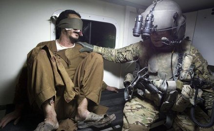 Afganistan. Sierżant Joseph Lemons i afgańskich kucharz w drodze do szpitala w Kandaharze (Fot. BEHR