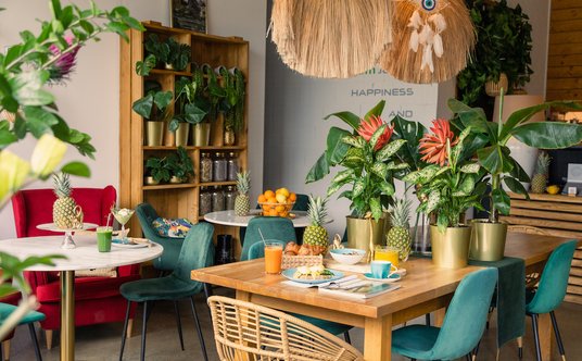 Restauracja śniadaniowa I Love Juice na warszawskim Wilanowie tonie w zieleni. „To nasza kolebka” – 