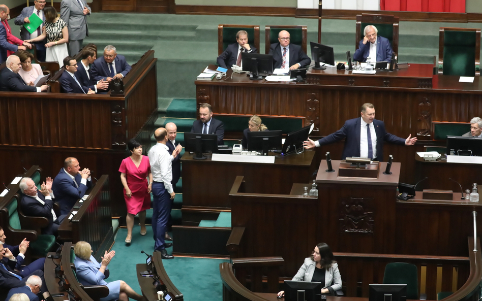 Sejm przyjął wniosek rządu o przeprowadzenie referendum 15 października