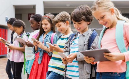 Francja wprowadzi zakaz używania smartfonów w szkołach