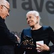 Vanessa Redgrave otrzymuje od przewodniczącego weneckiego Biennale Paola Baratty Złotego Lwa za osią