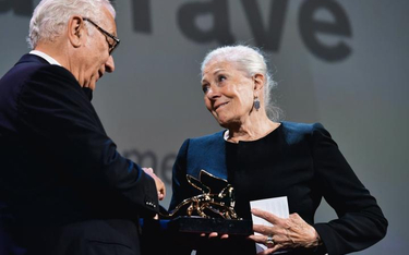 Vanessa Redgrave otrzymuje od przewodniczącego weneckiego Biennale Paola Baratty Złotego Lwa za osią