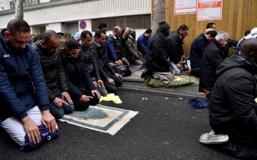 Francja powstrzyma muzułmanów przed modłami na ulicy?