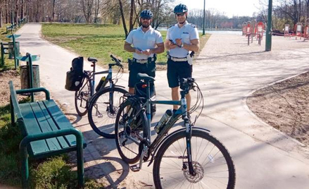 Mniejszy ruch na drogach sprawie, że np. w Krakowie policjanci z drogówki przesiedli się na rowery i