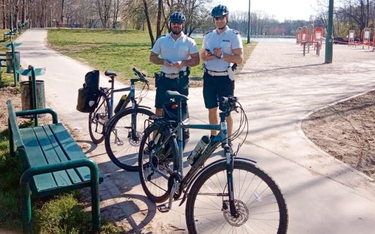 Mniejszy ruch na drogach sprawie, że np. w Krakowie policjanci z drogówki przesiedli się na rowery i