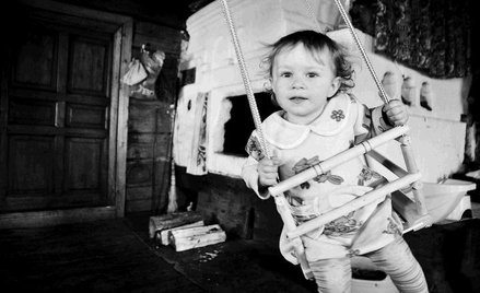 W drzwiach pracowni Martusza na huśtawce się kołysze, do mamy gaworzy. I tak będziemy kołysać się wz