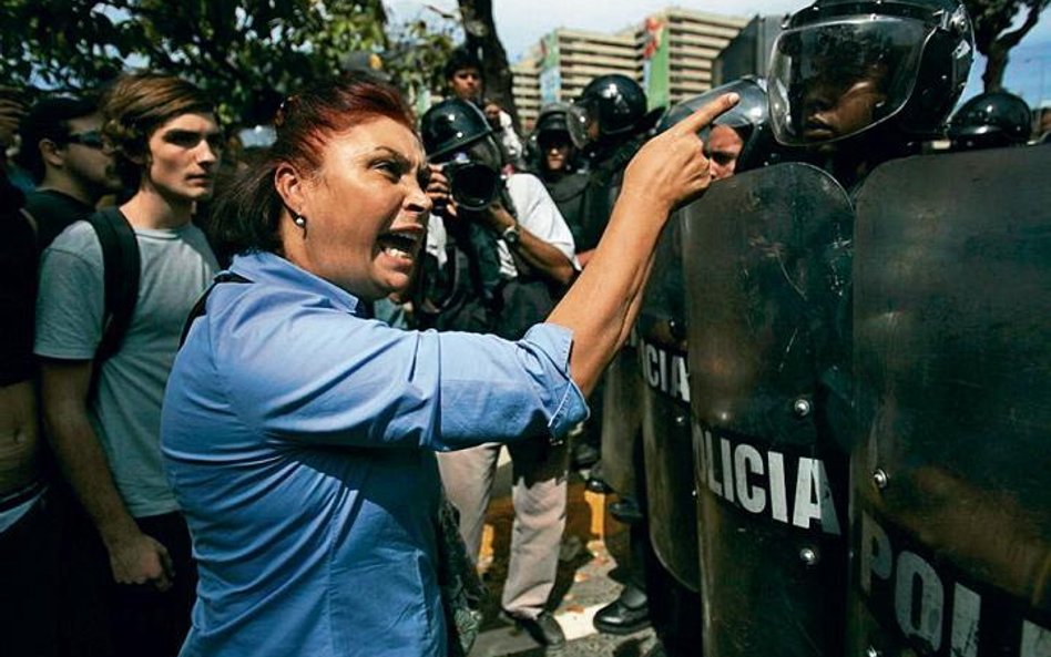 Protesty w obronie stacji telewizyjnej ogarnęły już cały kraj. Na zdjęciu manifestacja w Caracas