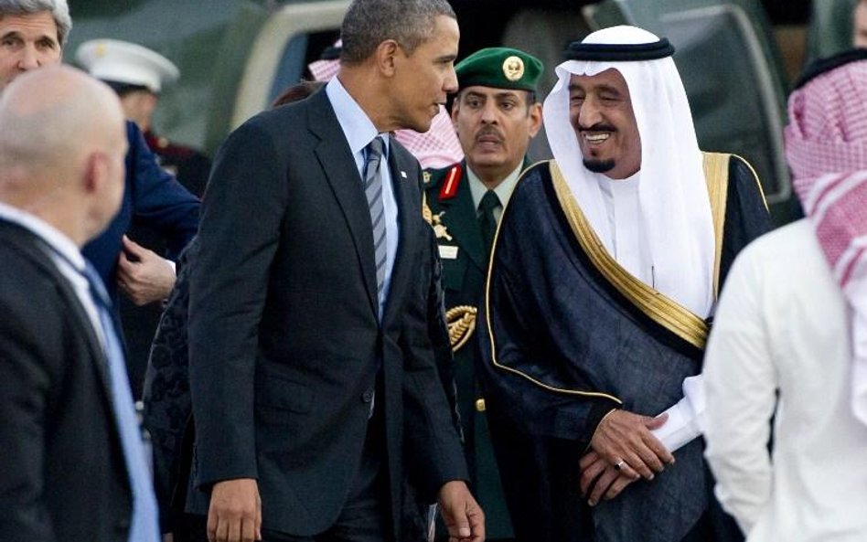 Prezydent USA Barack Obama witany na lotnisku w Rijadzie przez ówczesnego księcia i późniejszego kró