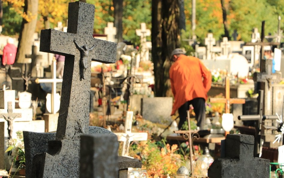 Jak legalnie posprzątać grób