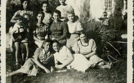 Grupa wychowawców. W środku gładko uczesana Jadwiga Klimaszewska, kierująca sierocińcem. Mały chłopi