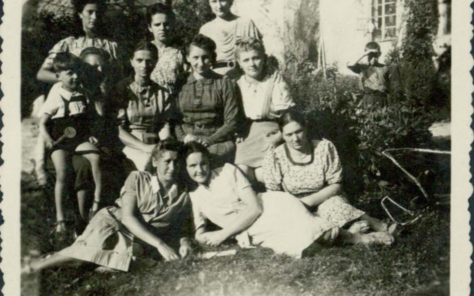 Grupa wychowawców. W środku gładko uczesana Jadwiga Klimaszewska, kierująca sierocińcem. Mały chłopi