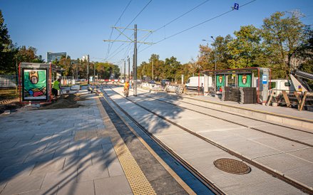 Niemal gotowy przystanek przy skręcie w ulicę Międzyparkową