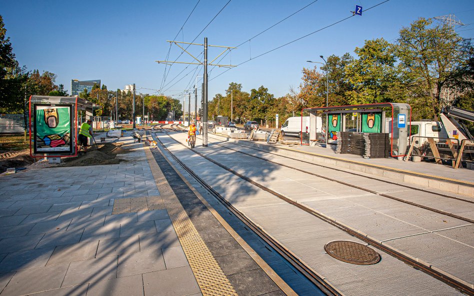 Niemal gotowy przystanek przy skręcie w ulicę Międzyparkową