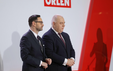 Prezes zarządu PKN ORLEN Daniel Obajtek oraz minister aktywów państwowych Jacek Sasin