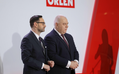 Prezes zarządu PKN ORLEN Daniel Obajtek oraz minister aktywów państwowych Jacek Sasin