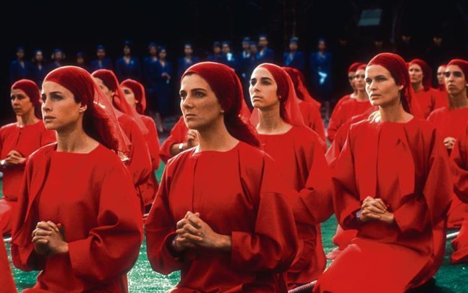 Młode kobiety zepchnięte do roli reproduktorek. To wizja z „Opowieści podręcznej” (kadr z ekranizacj